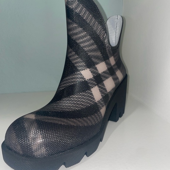Burberry Women’s Marsh Textured Ankle Boot NEW in box - Picture 9 of 13